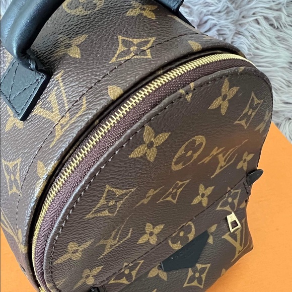 Louis Vuitton - Picture 8 of 10